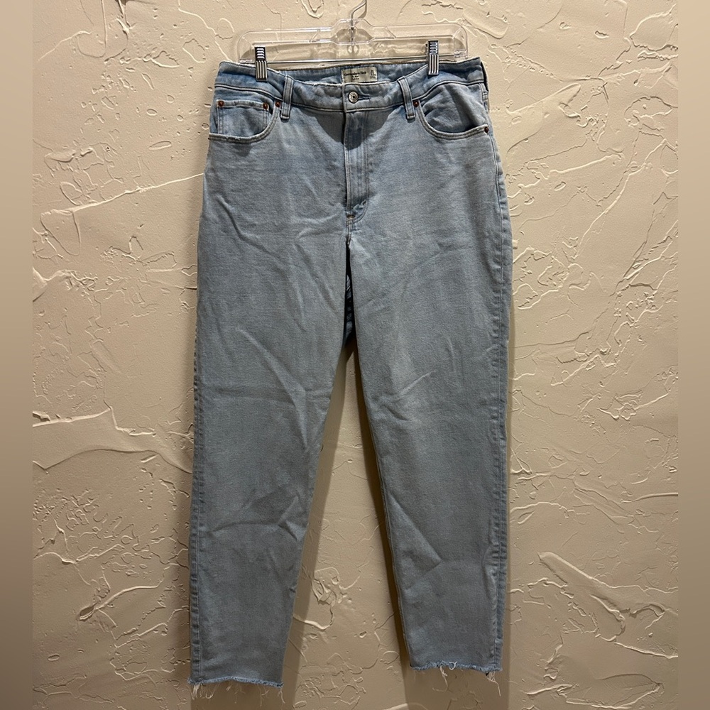 Abercrombie and Fitch Curve Love High Rise Mom Jean Size 31 XL